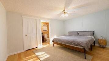 3 bedrooms, desk, WiFi, bed sheets