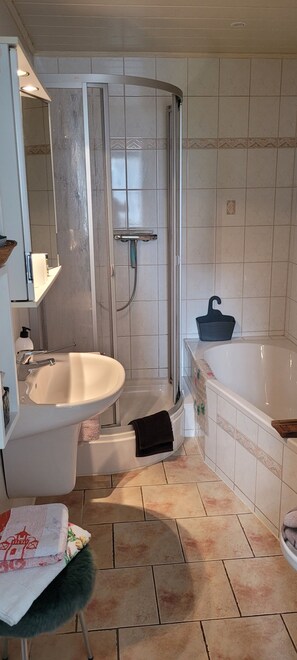 Douche, sèche-cheveux, serviettes fournies, savon