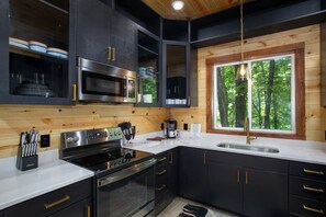 Køleskab, mikrobølgeovn, ovn, kogeplade