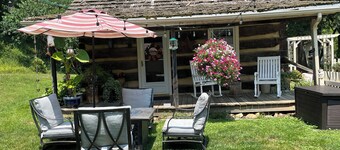 Historic, cozy cabin at Headley Inn Winery & Vineyard with WiFi, AC & Fireplace