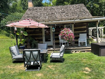 Historic, cozy cabin at Headley Inn Winery & Vineyard with WiFi, AC & Fireplace