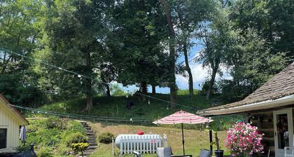 Historic, cozy cabin at Headley Inn Winery & Vineyard with WiFi, AC & Fireplace