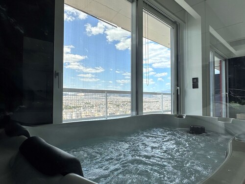 Artemis House2Heal Athens 15th floor / Private Jacuzzi & Sauna, Luxury Apartment