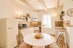 Kühlschrank, Mikrowelle, Herdplatte, Wasserkocher mit Kaffee-/Teezubehör