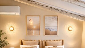 A bedroom with a large bed, two wall-mounted lamps, and two framed pictures. - La Bohème 2, Mouries Centre au Cœur des Alpilles : Cosy T2 Avec Terrasse (Mouriès)
