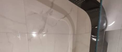 Haartrockner, Handtücher, Seife, Toilettenpapier