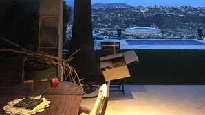 A covered outdoor area with a view of a distant town and mountains. - A 15 mn de l Aèroport, Villa sur les Hauteurs de St Laurent du var (Saint-Laurent-du-Var)