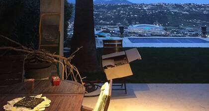 A 15 mn de l aĂšroport, villa sur les hauteurs de St Laurent, vue imprenable.