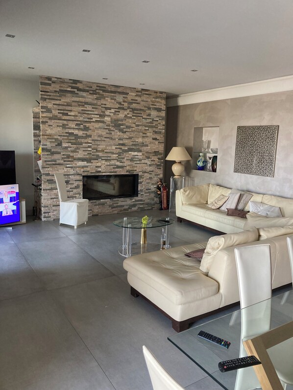 Smart TV, fireplace