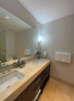 Handdukar, tvål, schampo och toalettpapper