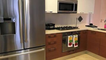 Een koelkast, een magnetron, een oven, een kookplaat