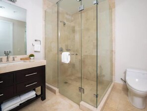 Toallas, jabón, champú y papel higiénico