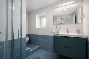 Douche, sèche-cheveux, serviettes fournies
