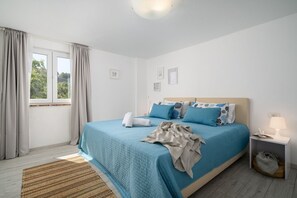 3 chambres, fer et planche à repasser, Wi-Fi, draps fournis