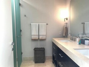 Handtücher, Seife, Shampoo, Toilettenpapier
