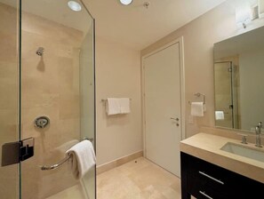 Towels, shampoo, toilet paper