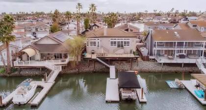 Exclusive Waterfront Luxury Villa in Discovery Bay, Sleeps up to 18