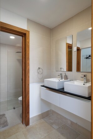 Toallas, jabón, shampoo, papel de baño 