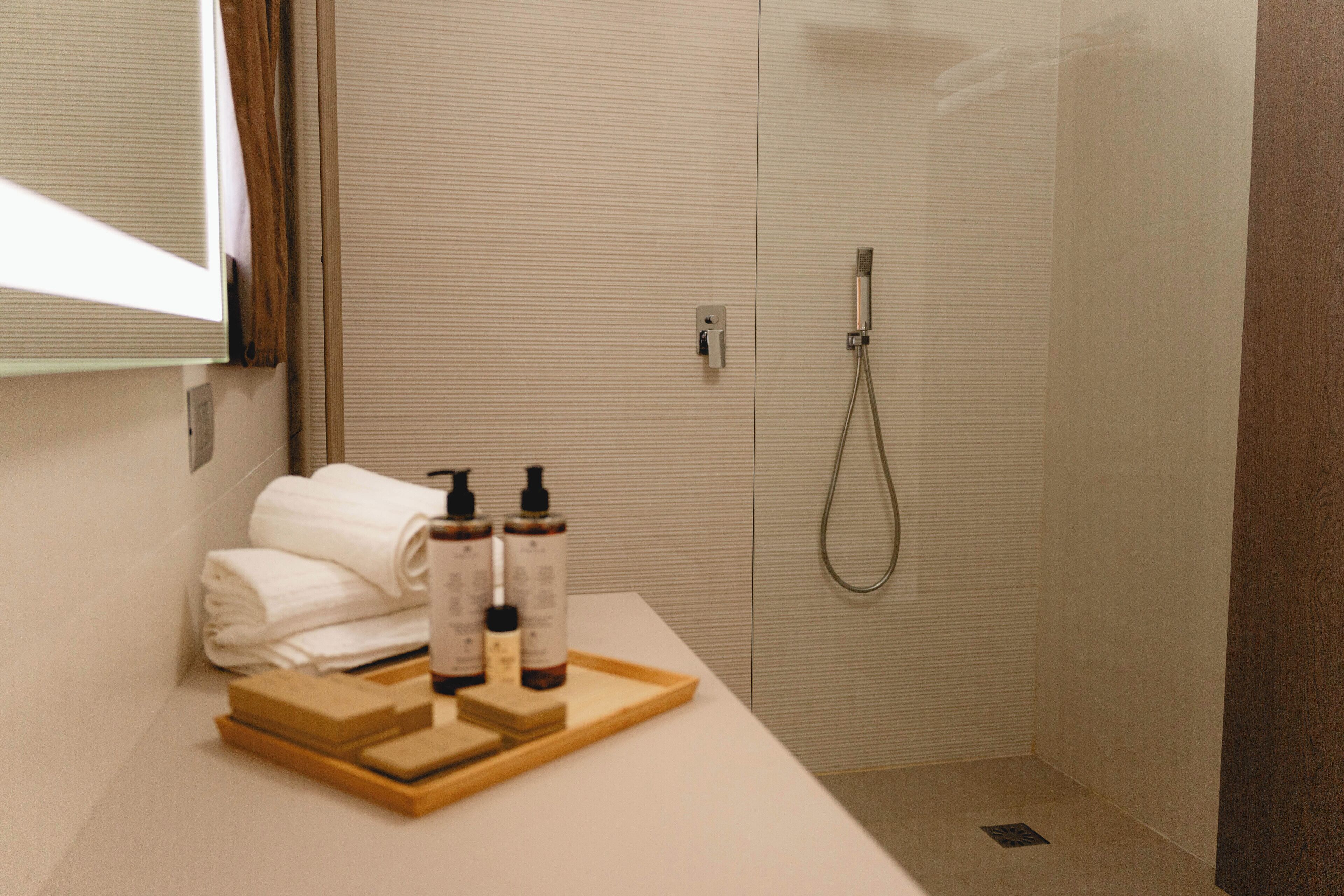Dreibettzimmer, Gartenblick | Badezimmer | Kostenlose Toilettenartikel, Haartrockner, Hausschuhe, Bidet