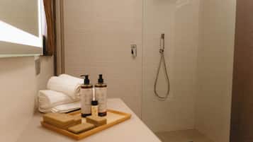 Habitación triple, vista al jardín | Baño | Amenidades de baño gratuitas, secadora de cabello, pantuflas, bidet