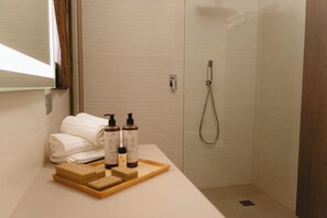 Phòng 3, quang cảnh vườn | Phòng tắm | Đồ dùng nhà tắm miễn phí, máy sấy tóc, dép đi trong nhà 