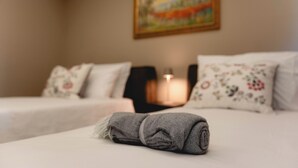 A hotel room with two beds, a painting on the wall, and a lamp. - Ayma B&B (Mirabella Eclano)