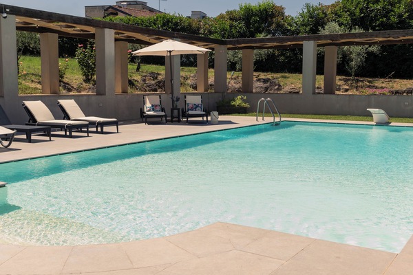 Outdoor pool, pool umbrellas, sun loungers