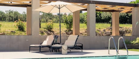 Piscine extérieure, parasols, chaises longues