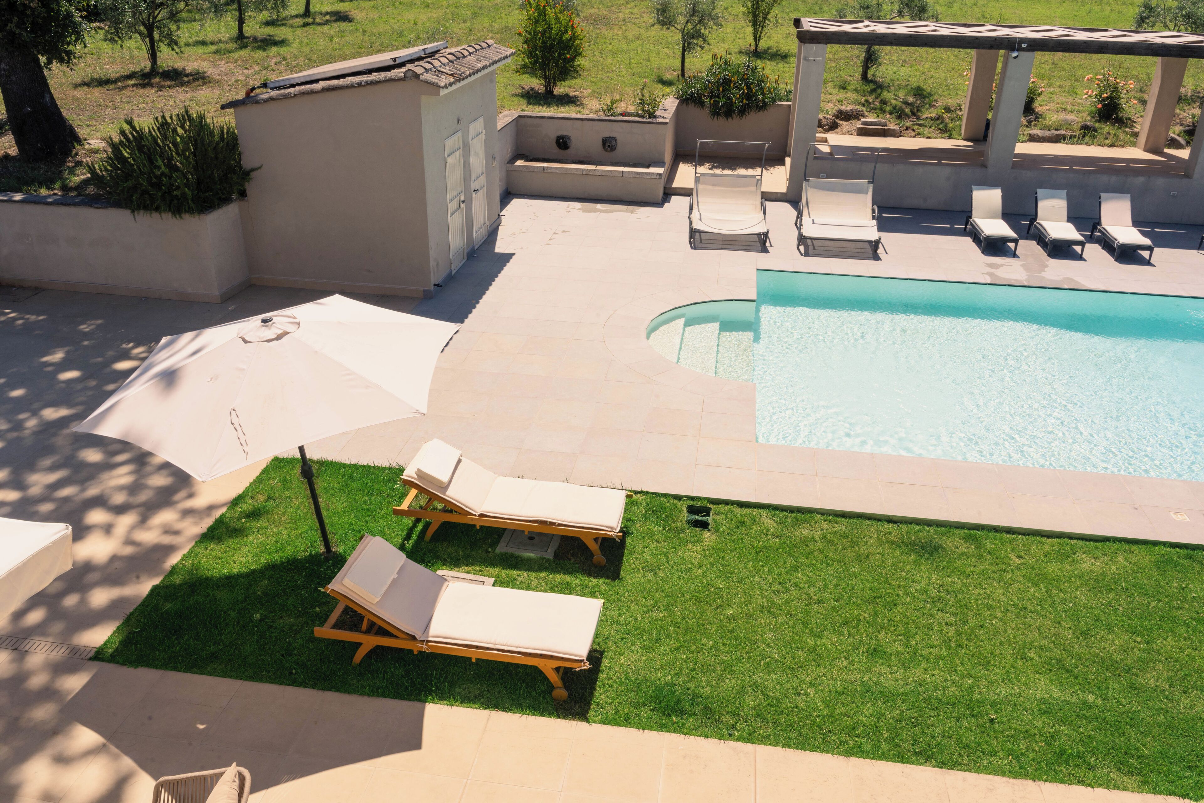 Piscine extérieure, parasols de plage, chaises longues