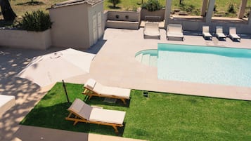 Piscine extérieure, parasols de plage, chaises longues