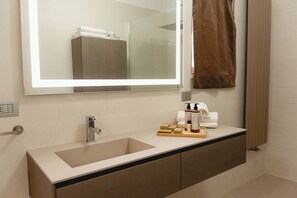 ห้องทริปเปิล, วิวสวน | ห้องน้ำ | ของใช้ในห้องน้ำฟรี, ไดร์เป่าผม, รองเท้าสวมภายในห้อง, โถสุขภัณฑ์แบบบิเดท์