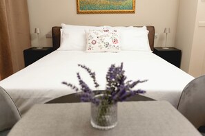 Rom – deluxe, bassengutsikt | Sengetøy av topp kvalitet, minibar, safe på rommet og wi-fi (inkludert)