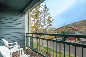 Property grounds - Short walk to ski slopes-Park City! Condo sleeps 6, with tons of amenities! (Park City)
