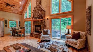 Cabaña, varias camas, hidromasaje, vista a la montaña (Beech Creek Cabin) | Área de sala de estar | Televisión de pantalla plana de 42 pulgadas con canales por cable