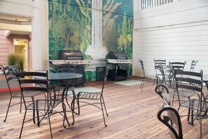 Outdoor dining - Short walk to ski slopes-Park City! Condo  sleeps 6, with tons of amenities! 
 (Park City)