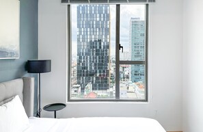 1 Schlafzimmer, Zimmersafe, Schreibtisch, Bügeleisen/Bügelbrett