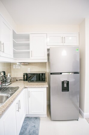 Kühlschrank, Mikrowelle, Kochgeschirr/Geschirr/Besteck, Gewürze