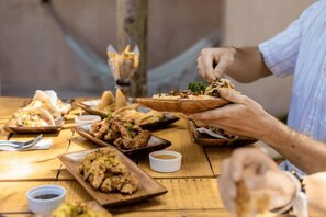 تناول الطعام بالخارج