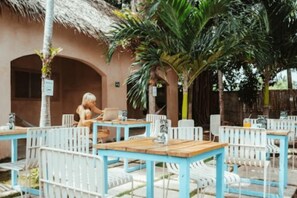 Outdoor dining - Mad Monkey Panglao (Panglao Municipality)