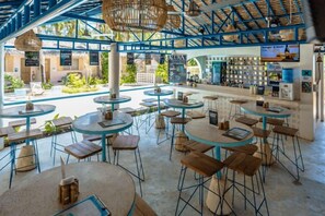 Outdoor dining - Mad Monkey Panglao (Panglao Municipality)