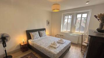 2 chambres, fer et planche à repasser, Wi-Fi, draps fournis