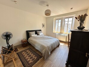 2 chambres, fer et planche à repasser, Wi-Fi, draps fournis