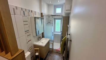 SĂšche-cheveux, serviettes fournies