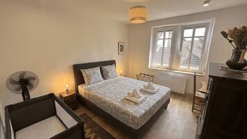 2 chambres, fer et planche à repasser, Wi-Fi, draps fournis