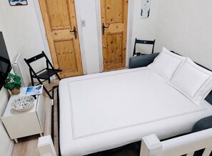 1 dormitorio, tabla de planchar con plancha, ropa de cama