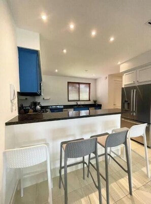 Frigorifero, microonde, forno, piano cottura