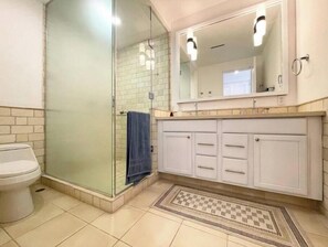 Handtücher, Shampoo, Toilettenpapier