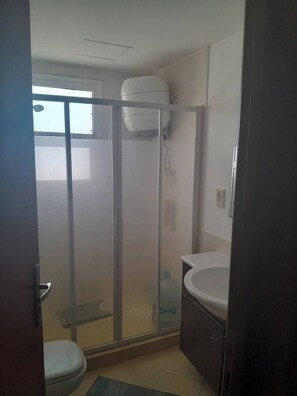 Douche, sèche-cheveux, serviettes fournies, savon