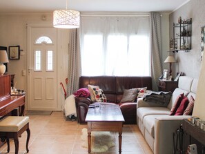TV, fireplace - Spacious, quiet house with pretty garden (Saint-Denis)