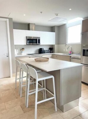 Mikrowelle, Ofen, Herdplatte, Geschirrspüler